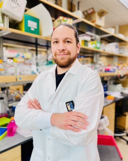 photo of Esteban Orellana in lab